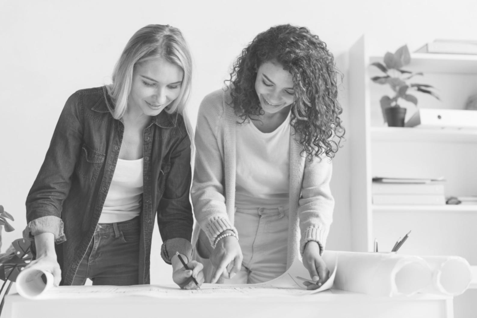 Persona che studia e riflette sul proprio percorso di crescita